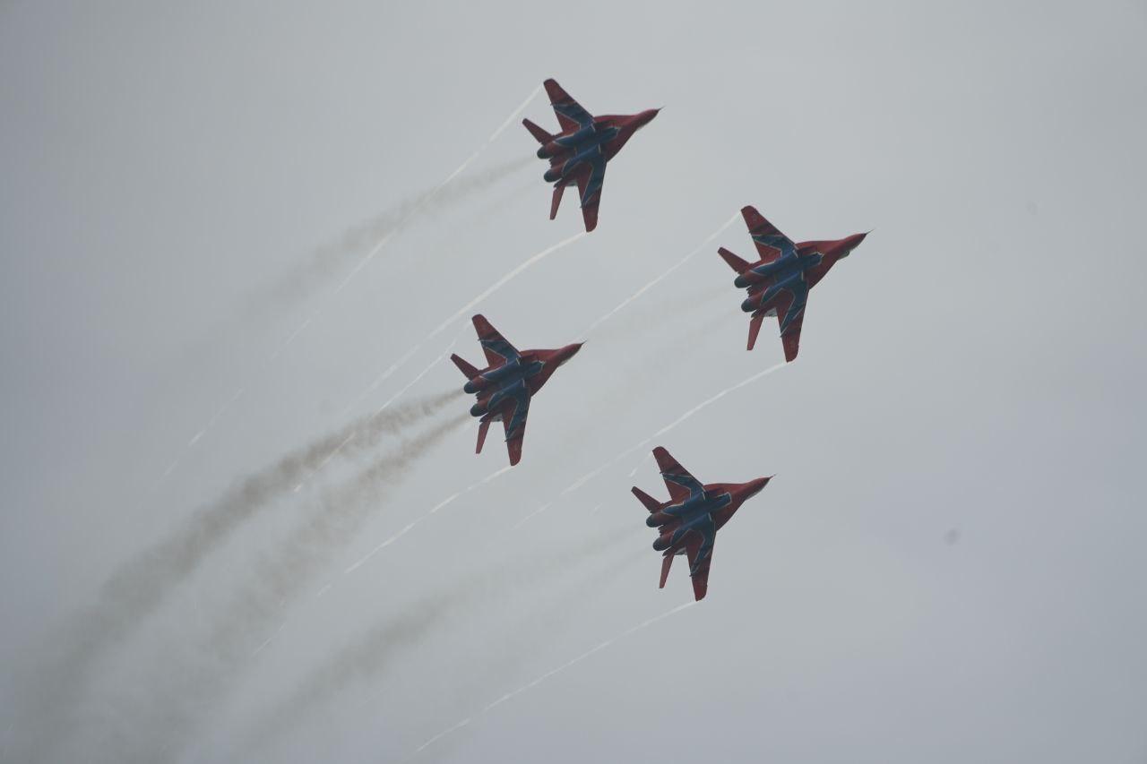 Фото В Новосибирске завершилось грандиозное авиашоу: завораживающие кадры самолётов и вертолётов в небе 31